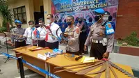 Polda Banten Tangkap Gengster Hendak Tawuran Di Kabupaten Tangerang, Banten. (Senin, 20/12/2021). (Liputan6.com/Yandhi Deslatama).