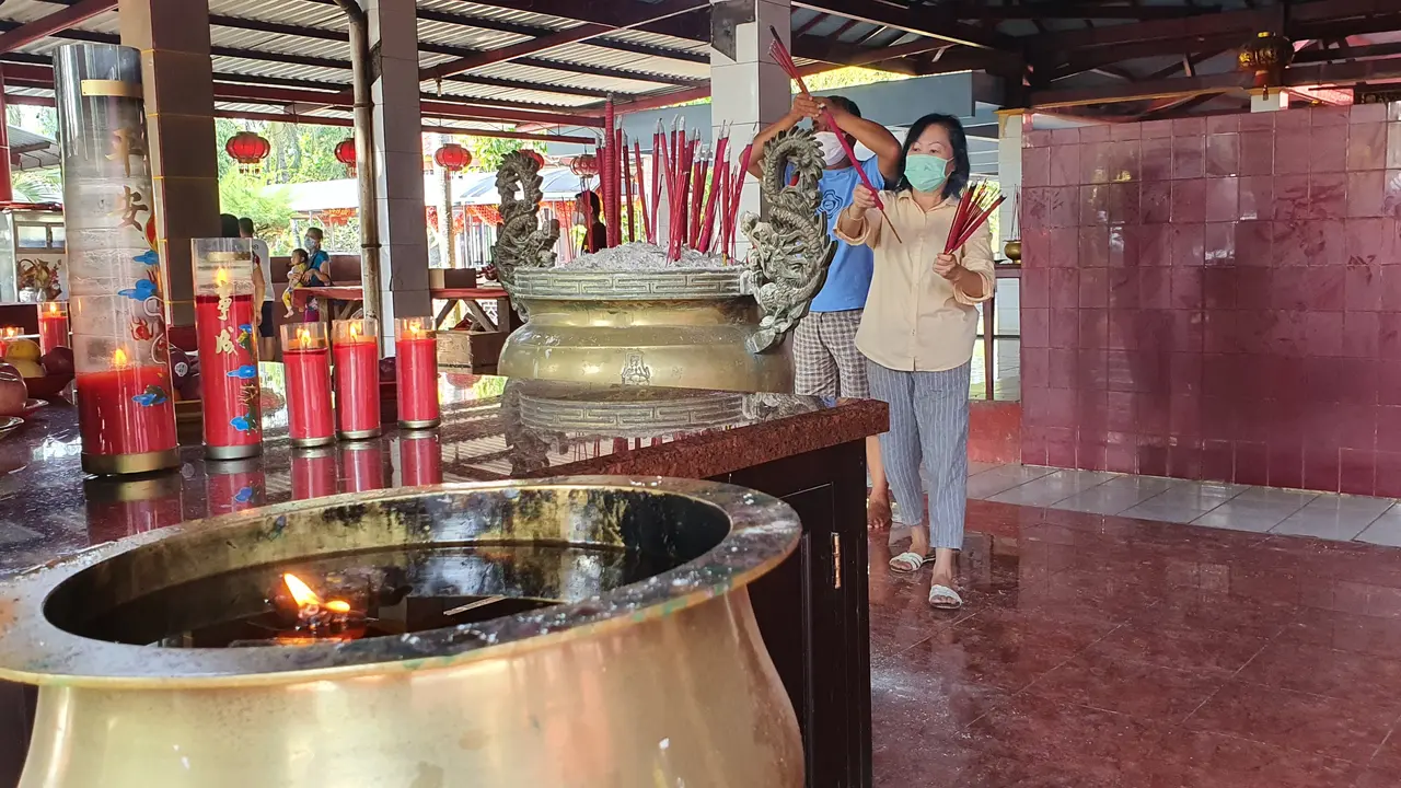 Warga merayakan Waisak dengan beribadah di Vihara Gayatri, Kecamatan Tapos, Kota Depok. (Liputan6.com/Dicky Agung Prihanto)