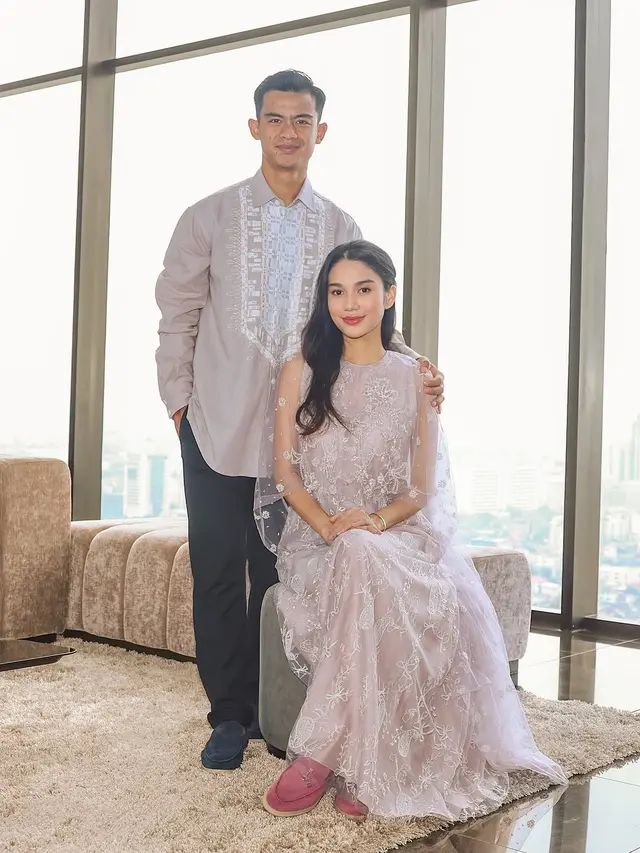 6 Potret Busana Lebaran Azizah Salsha, Baju Couple Bareng Pratama Arhan Curi Perhatian