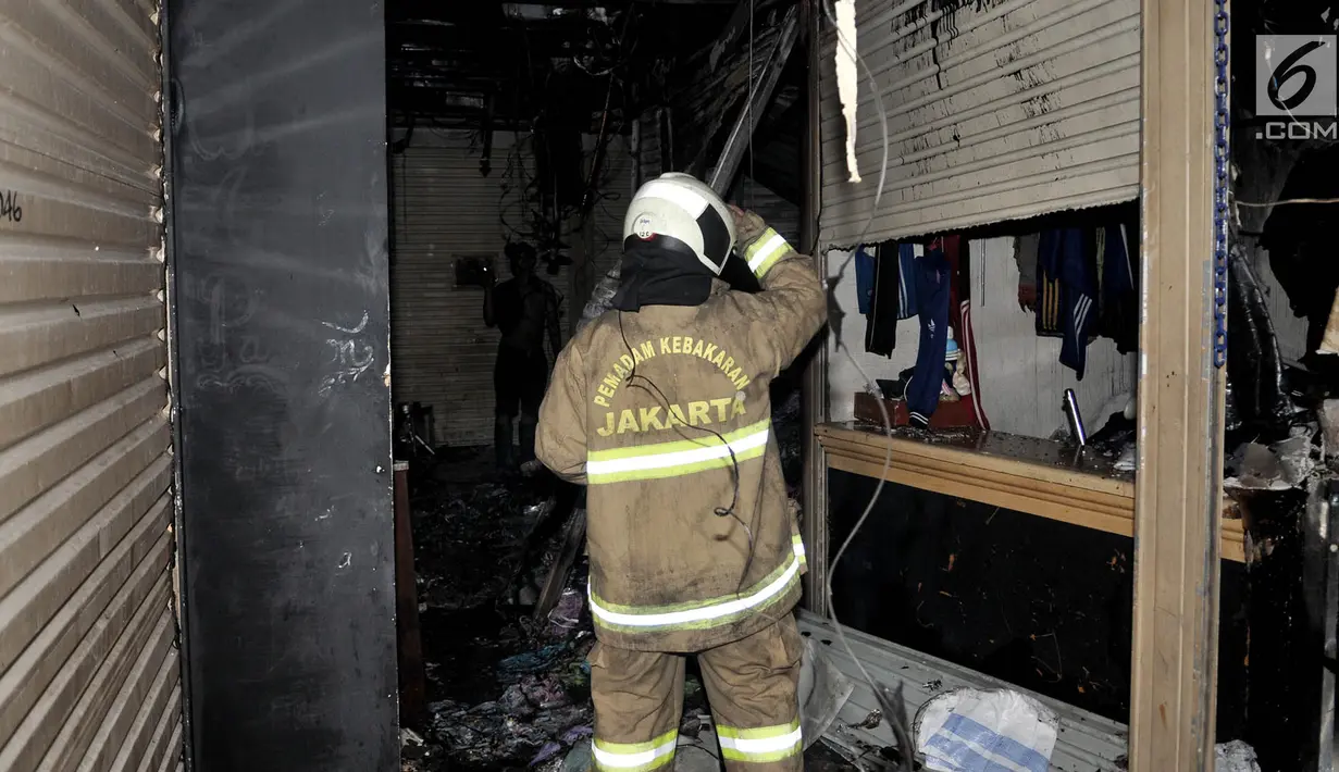 Petugas pemadam kebakaran melakukan upaya pendinginan di kios Blok C Pasar Tanah Abang yang terbakar, Jakarta, Senin (22/4). Tidak ada korban jiwa dalam peristiwa tersebut namun aktivitas di lantai 3 Blok C ditutup sementara akibat kebakaran tersebut. (merdeka.com/ Iqbal S. Nugroho)