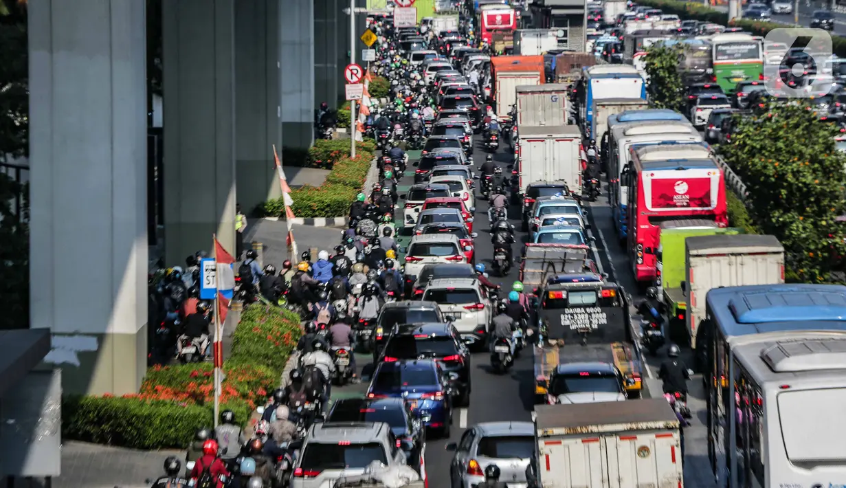 Dishub DKI Jakarta menyiapkan alternatif lalu lintas saat 29 ruas jalan diberlakukan rekayasa lalu lintas. Alternatif jalan itu menyesuaikan enam lokasi acara KTT Ke-43 ASEAN. (Liputan6.com/Faizal Fanani)