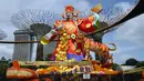 Pekerja memberikan sentuhan akhir pada patung lentera Dewa Keberuntungan untuk perayaan Tahun Baru Imlek mendatang di Gardens by the Bay Supertree Grove, Singapura, 18 Januari 2022. (Roslan RAHMAN/AFP)