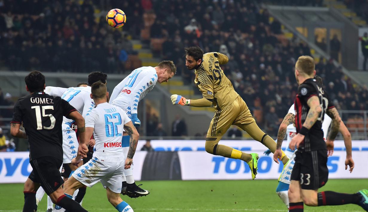 Kiper AC Milan Gianluigi Donnarumma menyundul bola saat pertandingan Liga Italia Serie A, AC Milan kontra Napoli di stadion San Siro di Milan pada 21 Januari 2017. (AFP Photo/Giuseppe Cacace)