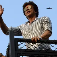 Aktor Bollywood, Shahrukh Khan melambaikan tangan kepada  para fans yang berkumpul dari balkon rumahnya di Mumbai, Kamis (2/11). Bagi warga India, datang ke kediaman SRK pada ulang tahunnya sudah menjadi tradisi penggemar. (Sujit Jaiswal/AFP Photo)