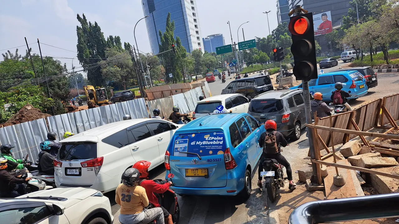 Pengerjaan Saluran Air di Simpang Pondok Pinang Jaksel Bikin Jalanan Macet Parah