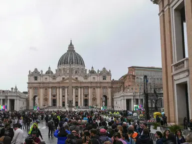 Orang-orang mengantre di Lapangan Santo Petrus dan jalan Via della Conciliazione untuk memberikan penghormatan terakhir kepada mendiang Paus Fransiskus yang disemayamkan di Basilika Santo Petrus, Vatikan, pada 24 April 2025. (Dimitar DILKOFF/AFP)