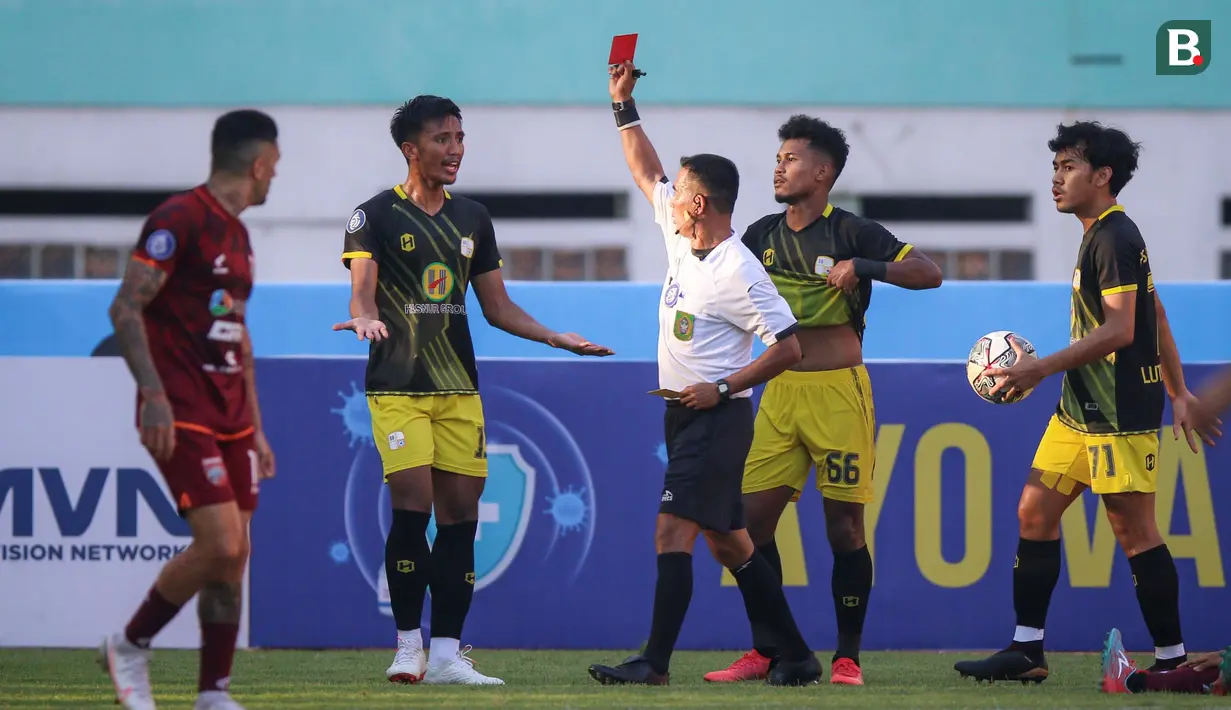 Pelanggaran Bayu Pradana kepada Shihran Amarullah pada menit ke- 81 membuat wasit menunjuk titik putih. Bayu pun mendapatkan kartu kuning keduanya akibat pelanggaran itu, sehingga meninggalkan lapangan lebih cepat. (Bola.com/Bagaskara Lazuardi)