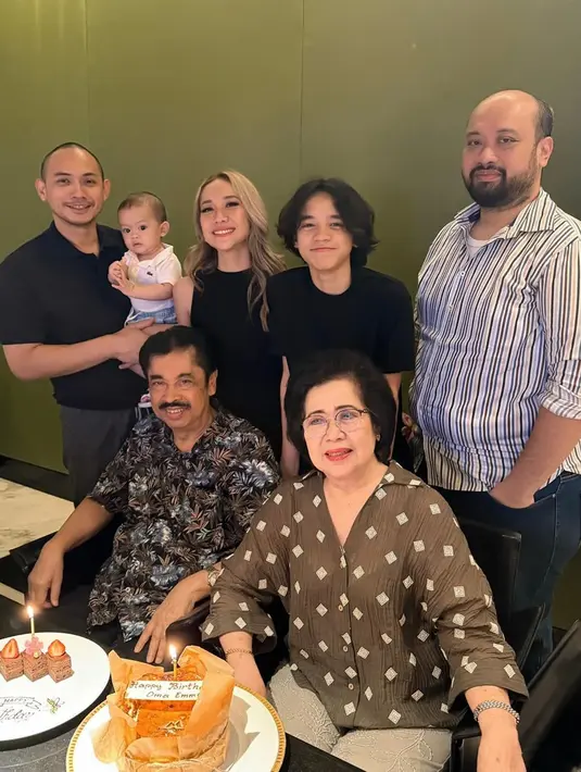 Selama acara, berbagai momen kebahagiaan terlihat jelas. Mulai dari pemotongan kue ulang tahun yang keren, hingga sesi foto bersama yang penuh tawa dan senyuman. Bunga Citra Lestari terlihat sangat menikmati momen ini yang tampil menawan dengan dress bernuansa hitam kompak dengan Noah dan Tiko. (Liputan6.com/IG/@itsmebcl)