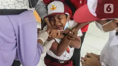 Seorang murid ketakutan saat mendapatkan vaksin tetanus di Madrasah Ibtidaiyah (MI) Negeri 7, Cengkareng Timur, Jakarta Barat, Selasa (7/12/2021). Sebanyak 1.600 murid SD dan MI di wilayah Kelurahan Cengkareng Timur menjalani suntik imunisasi TD dan TDaP. (Liputan6.com/Johan Tallo)