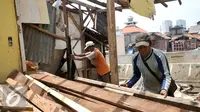 Warga Bukit Duri membongkar rumahnya jelang penertiban oleh Pemprov DKI Jakarta, Selasa (13/9). Jelang penertiban, sebagian rumah warga Bukti Duri mulai ditinggalkan pemiliknya. (Liputan6.com/Yoppy Renato)