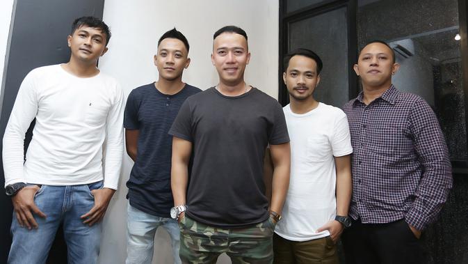 Ruri Repvblik jadi produser K13N Band (Bambang E Ros/Fimela.com)