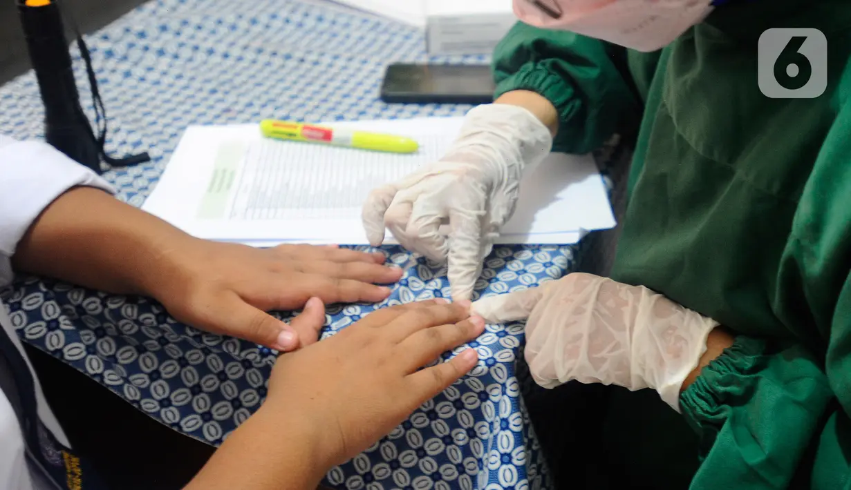 Paramedis Puskesmas Cinere memeriksa kesehatan jari murid kelas III di SDI Al Hidayah, Cinere, depok, Senin (12/9/20222). Selain pemeriksaan gigi, telinga, dan kuku yang dilakukan periodik 6 bulan sekali  juga dilakukan penyuluhan kesehatan dan pemberian obat cacing kepada anak-anak.
(merdeka.com/Arie Basuki)