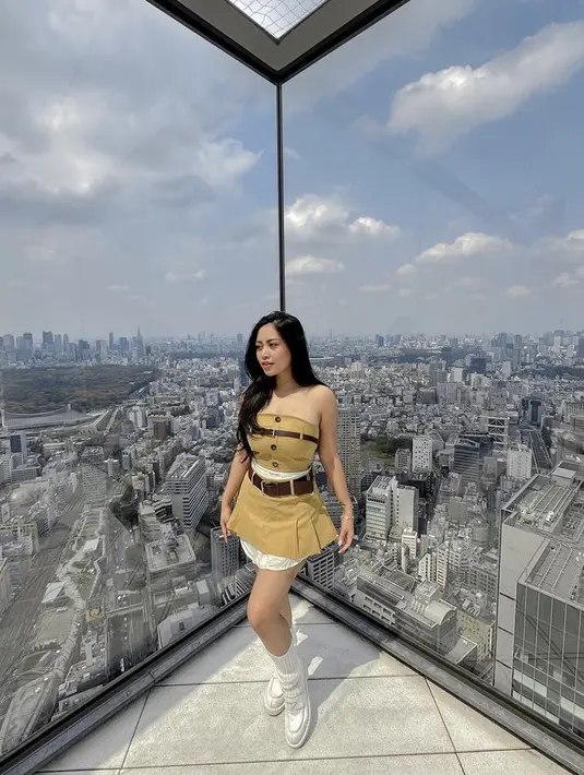 Rachel juga tampil mengenakan one set coklat yang terdiri dari atasan off shoulder dan mini skirt.(@rachelvennya)
