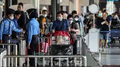 Suasana H-3 menjelang Hari Raya Idul Fitri 1444 H di Bandara Soekarno Hatta, Tangerang, Banten, Rabu (19/4/2023). (Liputan6.com/Johan Tallo)
