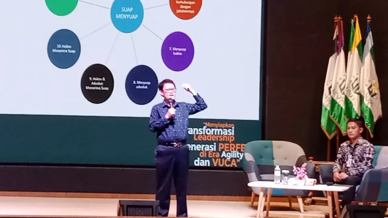Wakil Ketua KPK RI Periode 2007-2011 Haryono Umar mengajak 1.520 Mahasiswa Baru Unusa  cegah korupsi. (Dian Kurniawan/Liputan6.com)