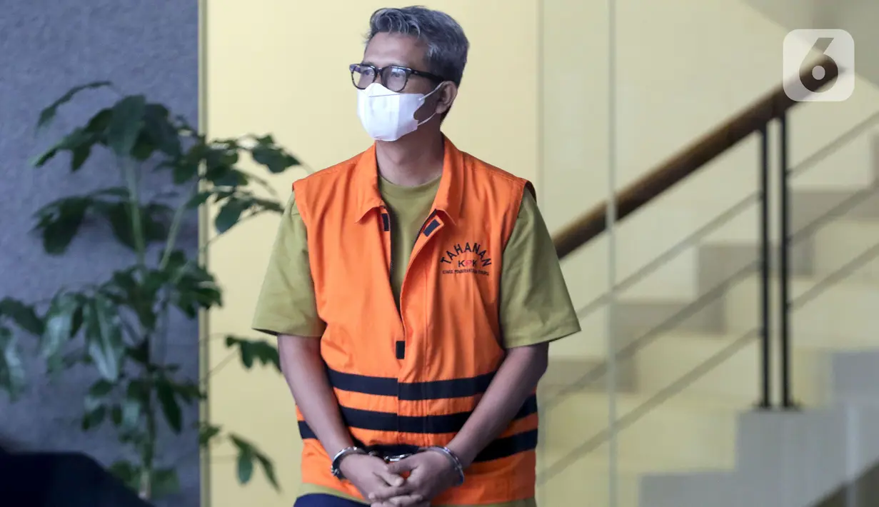 Bupati nonaktif Bintan, Apri Sujadi usai menjalani pemeriksaan di Gedung KPK, Jakarta, Selasa (23/11/2021). Apri merupakan tersangka dugaan korupsi pengaturan barang kena cukai dalam pengelolaan Kawasan Perdagangan Bebas dan Pelabuhan Bebas Kab Bintan 2016-2018. (Liputan6.com/Helmi Fithriansyah)