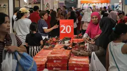 Calon pembeli memilih sepatu yang didiskon 20% di Matahari Pasaraya Manggarai, Jakarta, Sabtu (16/9). Sebelum menutup gerai  akhir bulan ini, Matahari Pasaraya Manggarai menggelar cuci gudang dengan diskon hingga 75%.(Liputan6.com/Faizal Fanani)