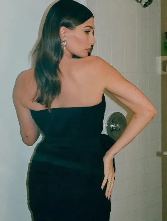 Rambut yang tidak terlalu panjang warna kecoklatannya dibiarkan teurai bergaya wavy. Dengan poni belah dua membingkai wajahnya. [@haileybieber]