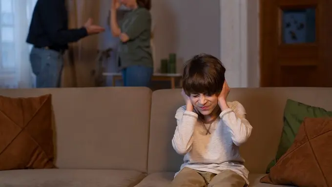 Anak yang orang tuanya bertengkar (Foto Dok: Freepik/freepik)