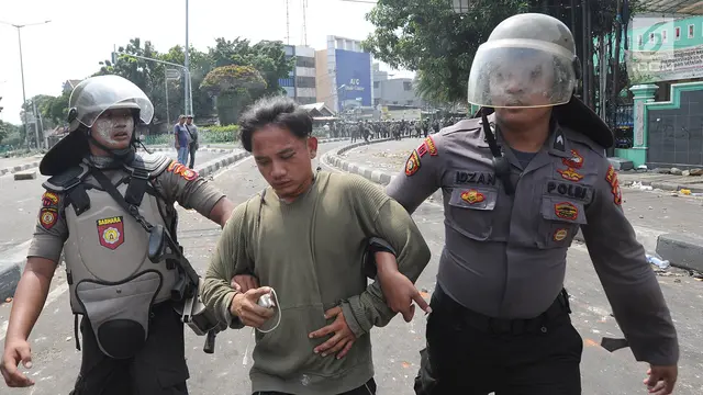 FOTO: Pengunjuk Rasa Diamankan di Kawasan Tanah Abang
