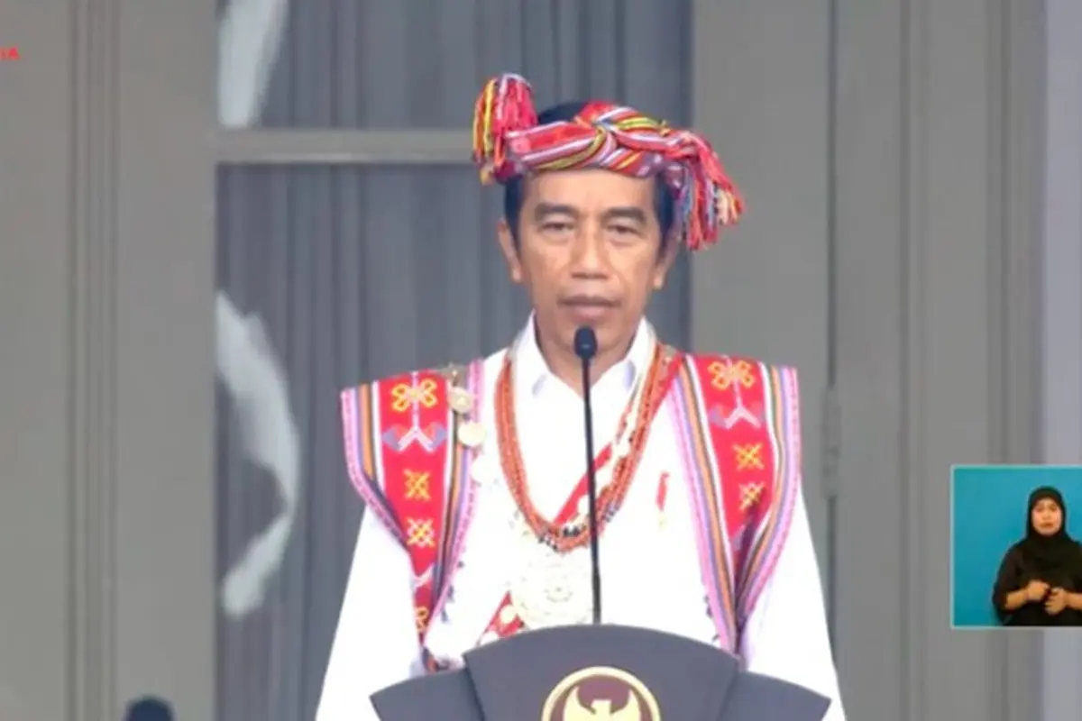 [Fimela] Presiden Joko Widodo mengenakan baju adat NTT