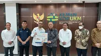 Menteri Koperasi dan UKM Teten Masduki mengungkap pembangunan pabrik minyak makan merah perdana dilakukan pada Oktober 2022 mendatang