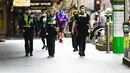 Polisi berpatroli di sebuah jalan di Melbourne, Australia (3/8/2020). Melbourne memasuki pembatasan Tahap 4 dengan aturan yang lebih ketat sebagai upaya untuk membatasi pergerakan masyarakat dan penyebaran COVID-19. (Xinhua/Bai Xue)