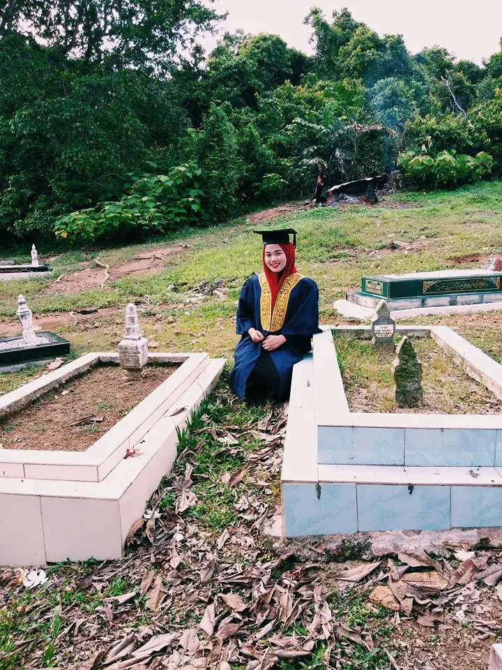 Inilah cerita di balik viralnya foto cewek bertoga di kuburan. Bikin orang yang baca nangis! (Foto: Facebook)