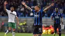 Striker Atalanta, Alejandro Gomez, merayakan kemenangan atas Sassuolo pada laga Serie A di Stadion Mapei, Reggio Emilia, Minggu (26/5). Atalanta menang 3-1 atas Sassuolo. (AP/Paolo Magni)