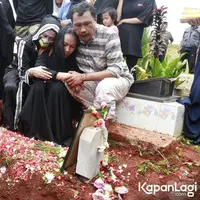 Pemakaman Ibu Kalina Ocktaranny (Muhammad Akrom Sukarya/KapanLagi.com)