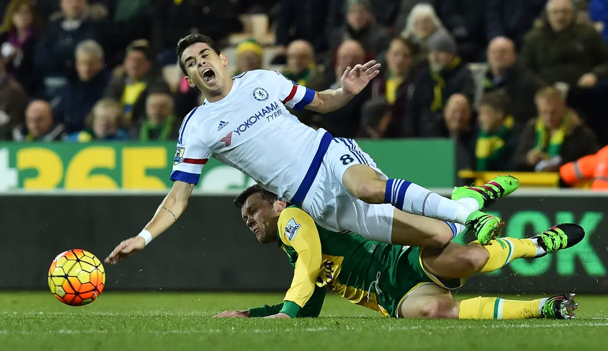 Pemain Chelsea, Oscar, dilanggar pemain Norwich City, Jonathan Howson, dalam laga Liga Inggris di Stadion Carrow Road, Norwich, Rabu (2/3/2016) dini hari WIB. (AFP/Ben Stansall)