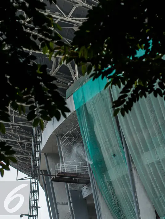 Pekerja menyelesaikan pembangunan Stadion Utama GBK yang direnovasi di kompleks Gelora Bung Karno, Senayan, Jakarta, Selasa (31/1). (Liputan6.com/Gempur M Surya)