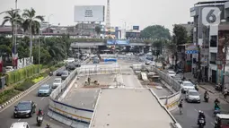 Suasana proyek pembangunan terowongan (underpass) Senen Extension di Pasar Senen, Jakarta, Sabtu (20/12/2019). Underpass yang pembangunan fisiknya ditarget selesai pada 2020 tersebut diharapkan dapat mengurangi kemacetan lalu lintas setempat. (Liputan6.com/Faizal Fanani)