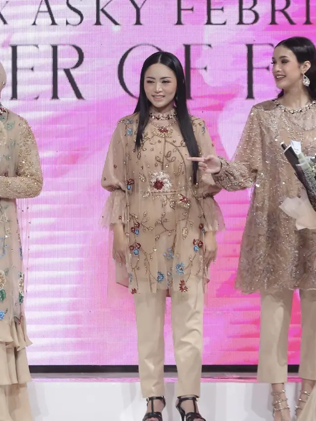 Rachel Venya menjadi muse di fashion show  La Sabelle X Asky Febrianti