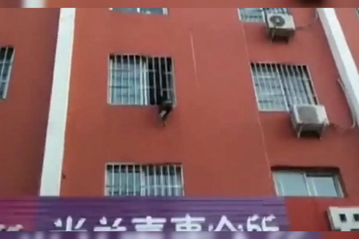 Detik-detik Penyelamatan Anak Tersangkut Tralis Apartemen