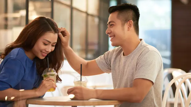 perempuan dan pasangan 12 juli belai