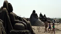 Pengunjung berjalan diantara patung pasir di pameran Asahi Sand Sculpture, Yasashigaura, pantai Asahi , Tokyo, Sabtu (11/7/2015). Pameran ini digelar mulai Senin (6/7) lalu. (AFP PHOTO/Toshifumi Kitamura)