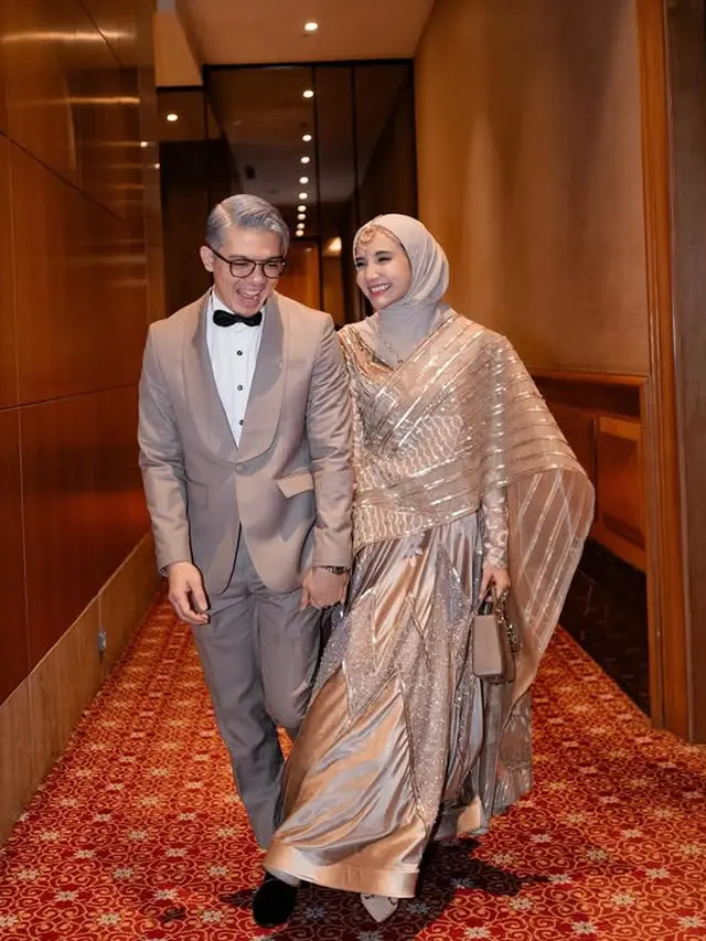 Gaya Zaskia Sungkar kenakan pakaian India saat kondangan. [@zaskiasungkar15]