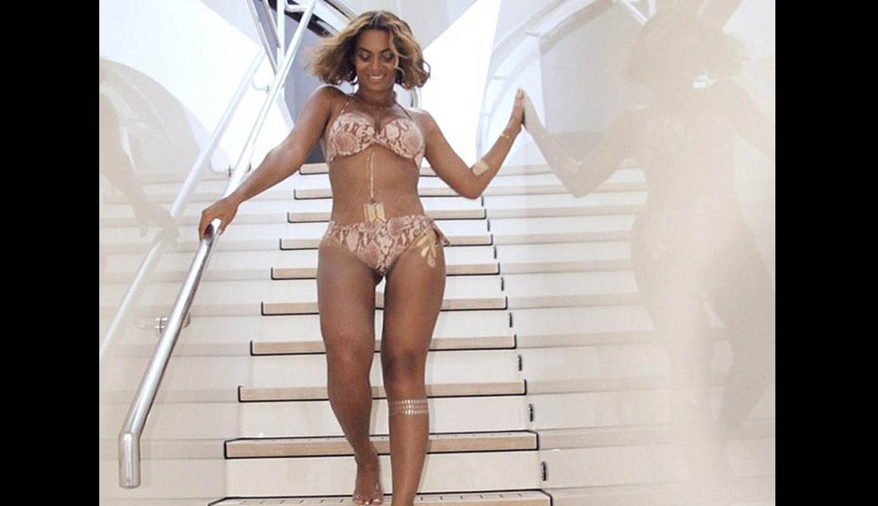 Beyonce tampak seksi memakai bikini bermotif dengan warna cokelat saat liburan di Perancis bagian selatan, (17/9/14). (Dailymail)