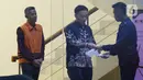 Mantan Komisioner KPU, Wahyu Setiawan (kiri) usai menjalani pemeriksaan oleh penyidik di Gedung KPK, Jakarta, Selasa, (21/1/2020). Wahyu Setiawan diperiksa sebagai tersangka terkait kasus dugaan penerimaan hadiah atau janji penetapan anggota DPR Terpilih 2019-2024. (merdeka.com/Dwi Narwoko)