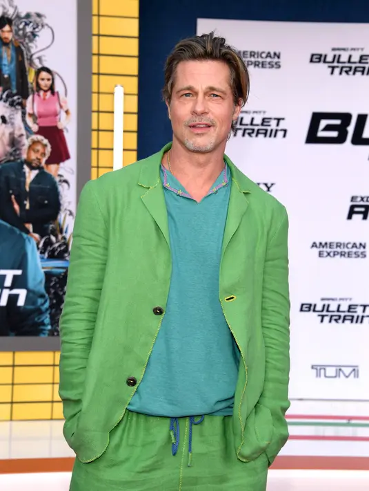 <p>Brad Pitt saat menghadiri pemutaran perdana film Bullet Train di Regency Village Theatre, Los Angeles, California, Amerika Serikat, 1 Agustus 2022. Dia bersenang-senang dengan gayanya selama siaran pers film Bullet Train. (Jon Kopaloff/Getty Images/AFP)</p>