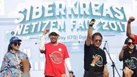 Menkominfo Rudiantara saat mendeklarasikan siber kreasi melawan hoax saat CFD di Jakarta, Minggu (5/11). Siber kreasi dibentuk dari berbagai komunitas dan elemen masyarakat. (Liputan6.com/Angga Yuniar)
