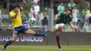 Pemain Meksiko, Miguel Layun (kanan) melepaskan tembakan ke gawang Skotlandia pada laga uji coba di Azteca Stadium, Meksiko City, (2/6/2018). Meksiko menang 1-0.  (AP/Rebecca Blackwell)
