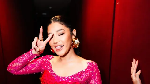 Naysila Mirdad saat Premier Film Mertua Ngeri Kali kenakan kebaya modifikasi. [@naymirdad]