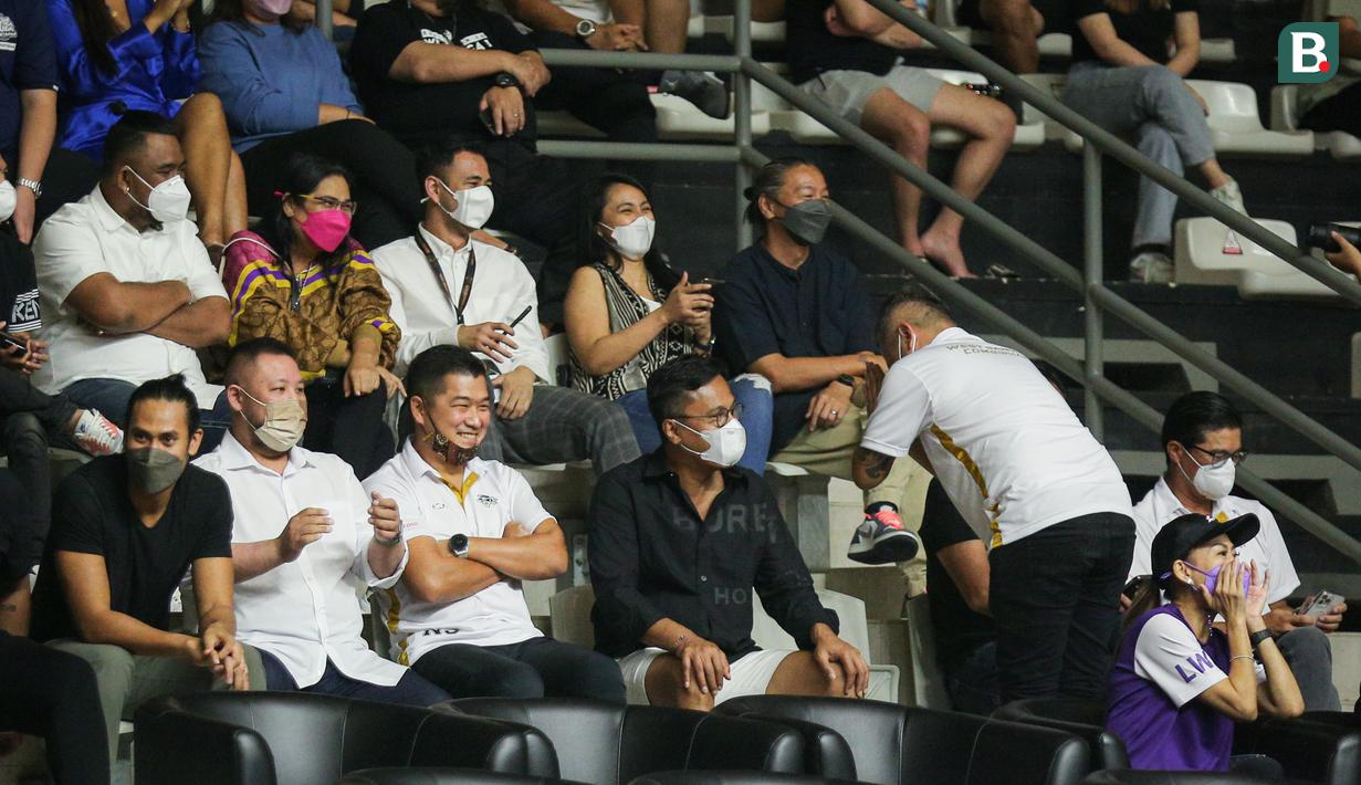 Reaksi presiden klub West Bandits Combiphar Solo, Gading Marten (kanan) kepada pemilik Rans PIK Basketball, Raffi Ahmad Pemain West Bandits Combiphar Solo, D. Harris saat laga pekan pertama IBL Tokopedia 2022 melawan Rans PIK Basketball di Hall Basket Gelora Bung Karno, Senayan, Sabtu (15/01/2022).
