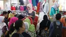 Sejumlah calon pembeli memilih pakaian di Pasar Tanah Abang, Jakarta, Minggu (18/6). Salah satu pedagang mengaku, omzet penjualannya tahun ini jauh meningkat drastis sejak sebulan sebelum Ramadan. (Liputan6.com/Immanuel Antonius)