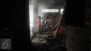 Warga mengecek sisa kios yang terbakar di Pasar Senen, Jakarta Pusat, Jumat (20/1). Pasar Senen sudah pernah dilanda kebakaran sebanyak enam kali. (Liputan6.com/Gempur M Surya)