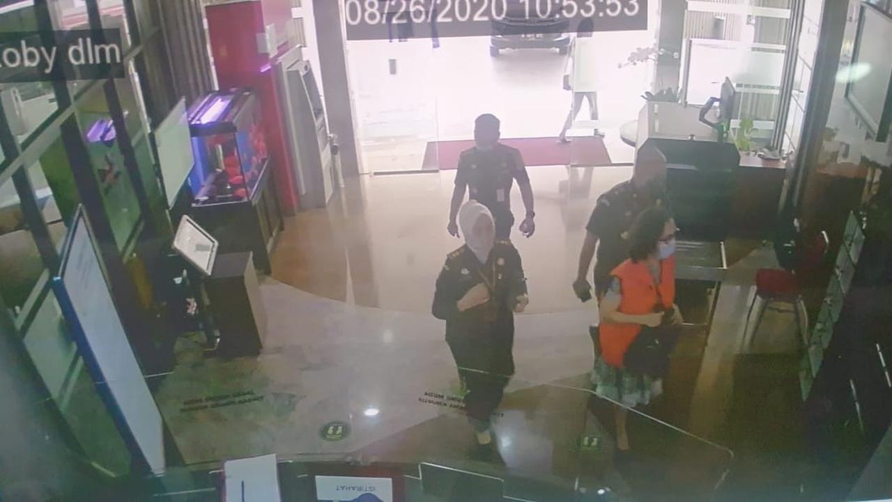 Jaksa Pinangki mengenakan baju tahanan saat diperiksa penyidik Jampidsus Kejagung