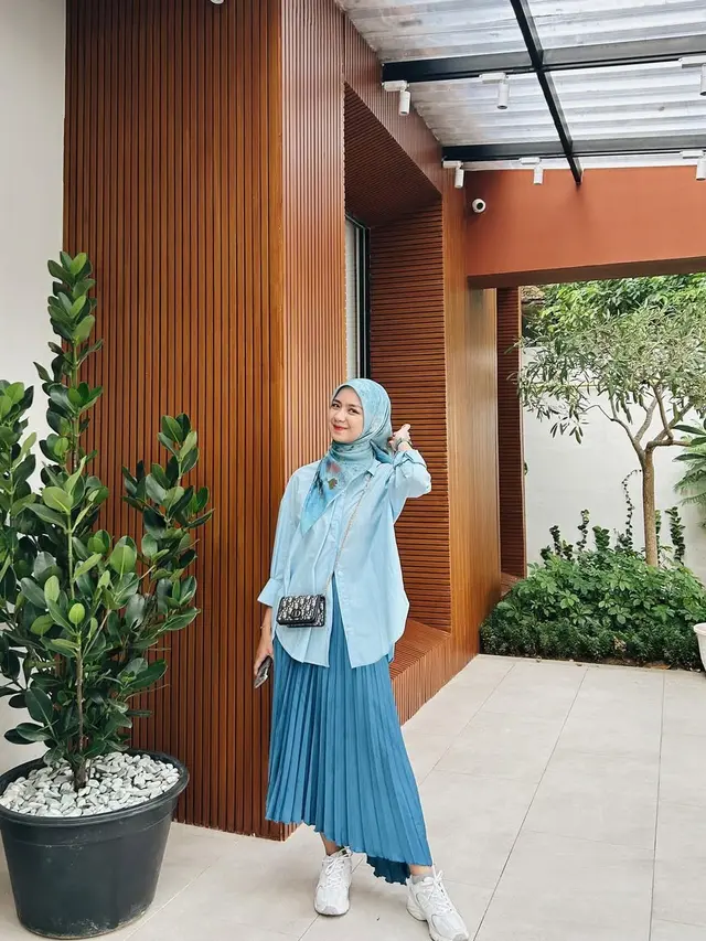 6 Potret Padu Padan Nashwa Zahira Pakai Baju Biru, Penampilan Stylish ala Gen Z