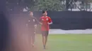 Pemain Timnas Jepang, Takefusa Kubo berlari saat melakukan pemanasan pada sesi latihan yang berlangsung di Lapangan A, Senayan, Jakarta, Selasa (12/11/2024). (Bola.com/Bagaskara Lazuardi)